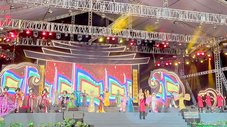 Tiết mục văn nghệ biểu diễn tại lễ đón nhận Bằng Di sản văn hóa phi vật thể cấp quốc gia “Lễ hội Đình thần Nguyễn Trung Trực-thành phố Rạch Giá, tỉnh Kiên Giang”. Tiết mục văn nghệ biểu diễn tại lễ đón nhận Bằng Di sản văn hóa phi vật thể cấp quốc gia “Lễ hội Đình thần Nguyễn Trung Trực-thành phố Rạch Giá, tỉnh Kiên Giang”.