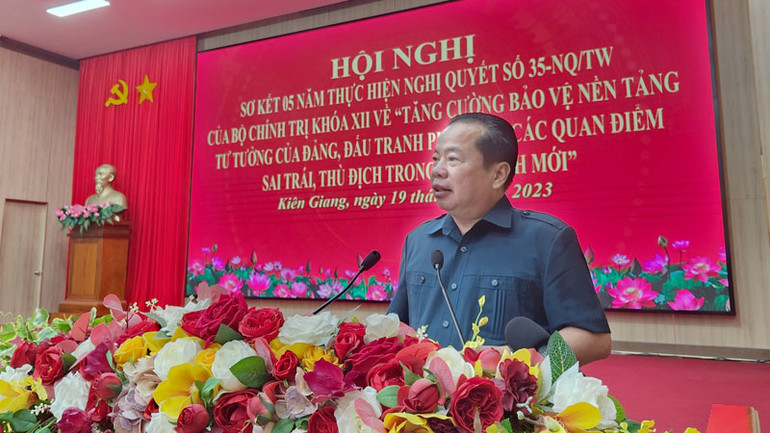 Phó Bí thư Thường trực Tỉnh ủy Kiên Giang Mai Văn Huỳnh phát biểu tại hội nghị.