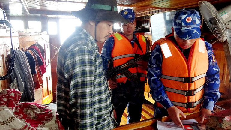 Lực lượng thuộc Bộ Tư lệnh Vùng Cảnh sát biển 4 làm việc với thuyền trưởng tàu BT 92009 TS.