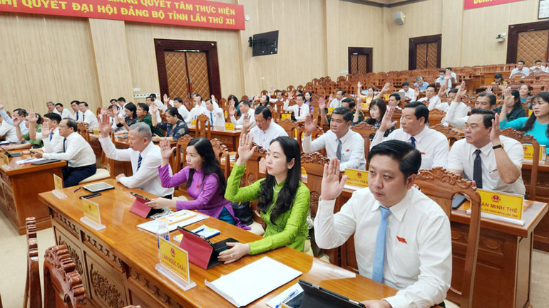 Đại biểu biểu quyết thông qua nghị quyết Hội đồng nhân dân tỉnh Kiên Giang.