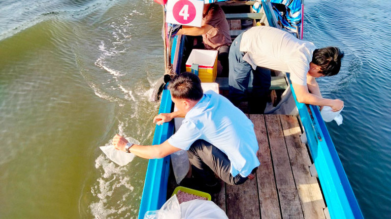 Đầm Đông Hồ có cảnh quan thiên nhiên rất đẹp, là điểm du lịch hấp dẫn của thành phố Hà Tiên. Trong ảnh: Chính quyền địa phương thả con giống tái tạo nguồn lợi thủy sản ở đầm Đông Hồ.