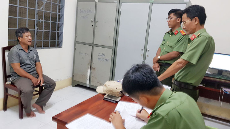 Công an làm việc với đối tượng Phạm Chí Dũng. (Ảnh Công an cung cấp)