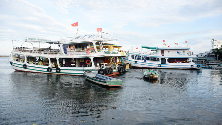 Tàu chở khách du lịch neo đậu trên sông Dương Đông.