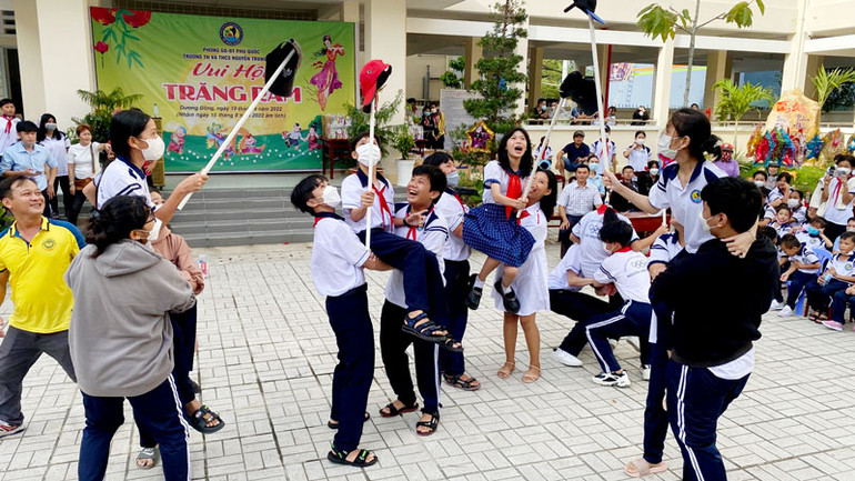 Học sinh Trường Tiểu học và Trung học cơ sở Nguyễn Trung Trực, thành phố Phú Quốc vui chơi.