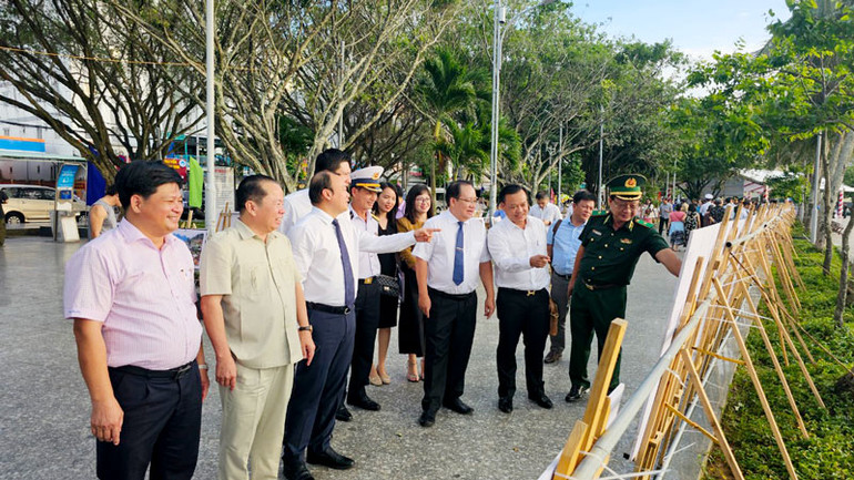 Đại biểu xem triển lãm ảnh.