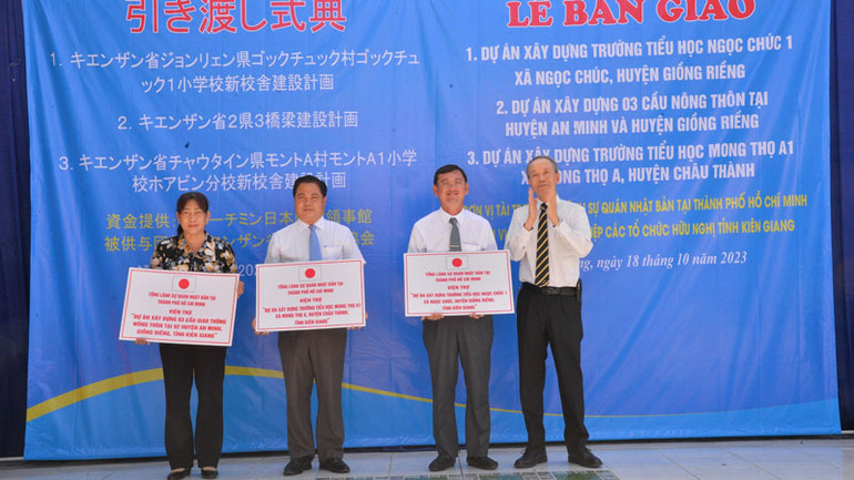 Ông Ono Masuo (bìa phải), Tổng Lãnh sự Nhật Bản tại Thành phố Hồ Chí Minh bàn giao 3 dự án thuộc chương trình viện trợ không hoàn lại cấp cơ sở của Chính phủ Nhật Bản cho các địa phương.