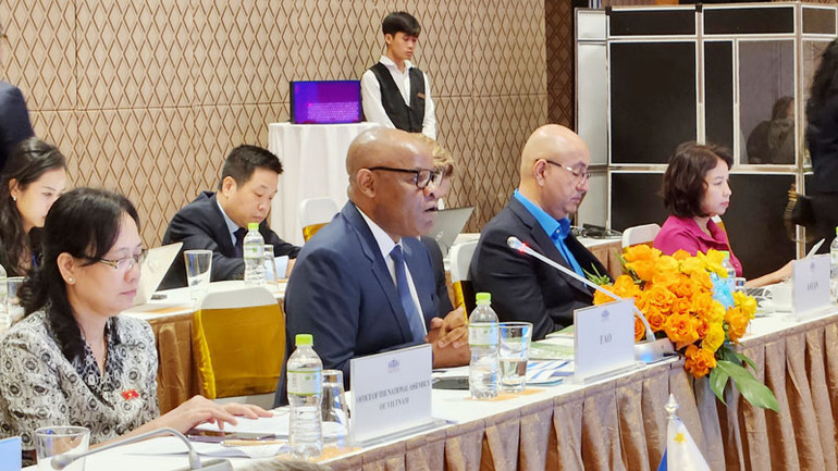 Đại diện Tổ chức Lương thực và Nông nghiệp Liên hợp quốc (FAO) trình bày tại Lễ ra mắt ấn phẩm “Thúc đẩy việc áp dụng Hướng dẫn của ASEAN về Đầu tư có trách nhiệm vào lương thực, nông nghiệp và lâm nghiệp: Cẩm nang thiết thực dành cho các nghị sĩ ASEAN”.