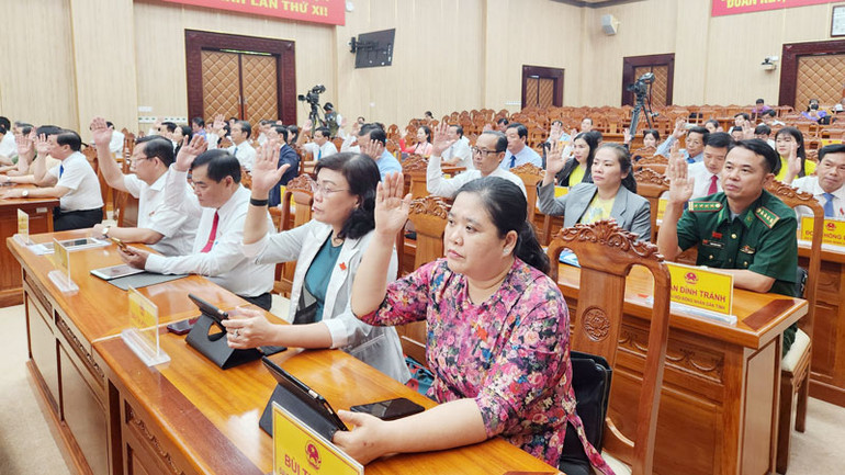 Đại biểu biểu quyết thông qua 19 nghị quyết tại kỳ họp thứ 20, Hội đồng nhân dân tỉnh Kiên Giang khóa 10.