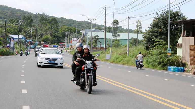 Đại đội Cảnh sát cơ động phối hợp lực lượng Công an thành phố Phú Quốc tuần tra, kiểm soát địa bàn.
