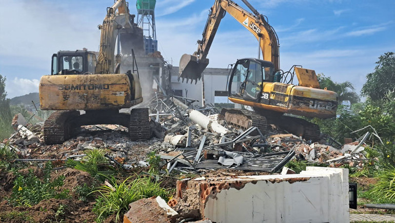 Hiện trường vụ cưỡng chế 14 căn biệt thự sáng 18/9.