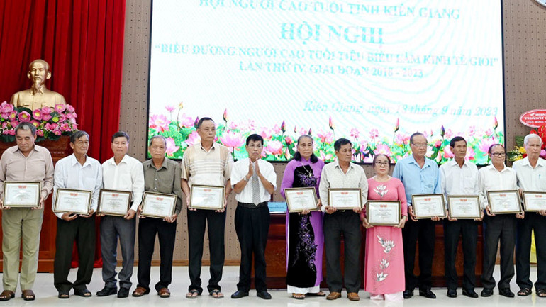 Đại diện Hội Người cao tuổi tỉnh Kiên Giang trao giấy chứng nhận cho người cao tuổi đạt danh hiệu người cao tuổi làm kinh tế giỏi cấp tỉnh, giai đoạn 2018-2023.
