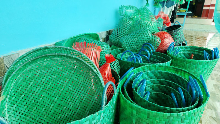 Nhiều sản phẩm hữu ích được lão nông 78 tuổi đan từ dây nhựa buộc gạch tưởng chừng bỏ đi.