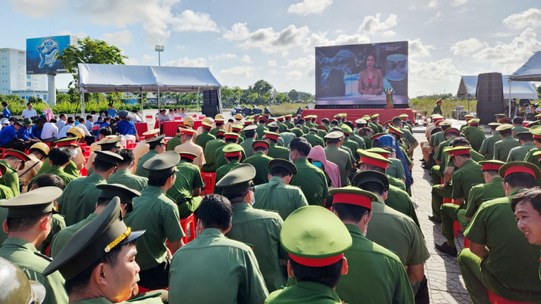 Quang cảnh lễ mít-tinh.