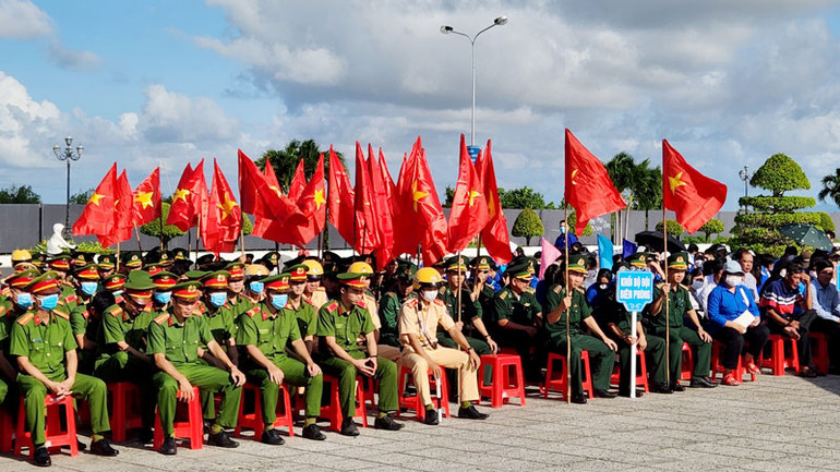 Gần 1.000 đoàn viên thanh niên, lực lượng vũ trang tỉnh Kiên Giang tham gia lễ mít-tinh.