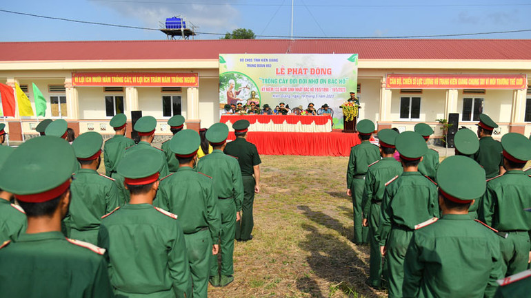 Lễ phát động “Trồng cây đời đời nhớ ơn Bác Hồ” năm 2023 tại Trung đoàn 893, Bộ Chỉ huy Quân sự tỉnh Kiên Giang.