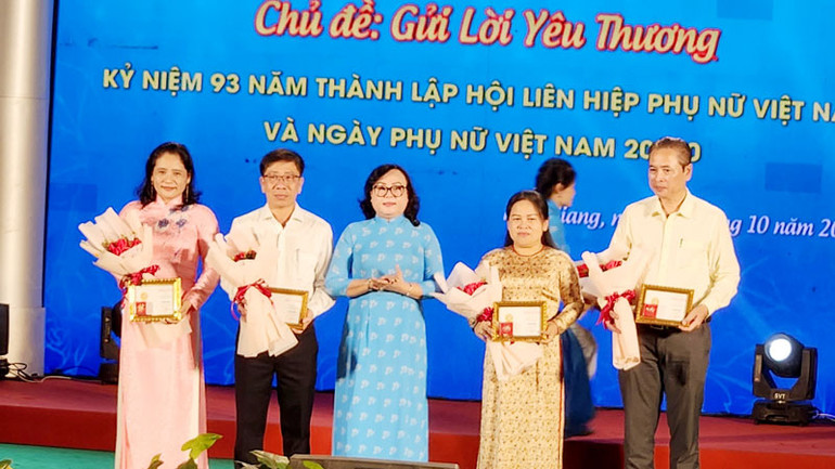 Hội Liên hiệp phụ nữ Việt Nam tặng kỷ niệm chương cho các cá nhân có đóng góp vì sự phát triển của Phụ nữ Việt Nam.