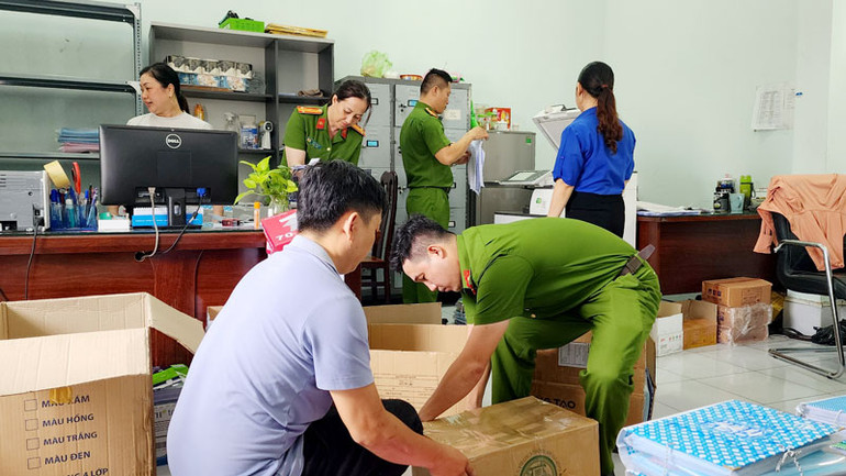 Khám xét nơi làm việc của Đặng Phi Long tại Trung tâm đăng kiểm xe cơ giới Kiên Giang 68.01S, cơ quan điều tra thu giữ nhiều tài liệu có liên quan. (Ảnh: VĂN VŨ)