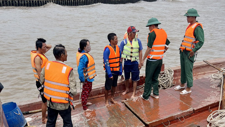 Các nạn nhân được biên phòng đưa vào bờ an toàn. Các nạn nhân được biên phòng đưa vào bờ an toàn.