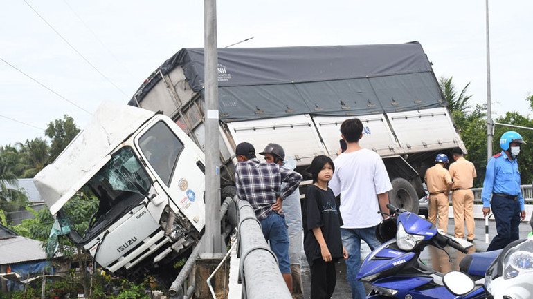 Xe tải đâm vào lan can cầu.