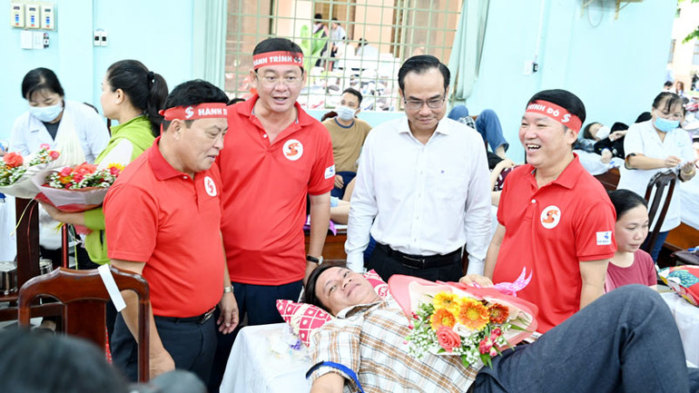 Ban tổ chức tặng hoa cho người tham gia hiến máu tình nguyện.