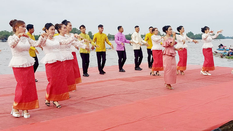 Trình diễn múa văn nghệ của đồng bào dân tộc Khmer.