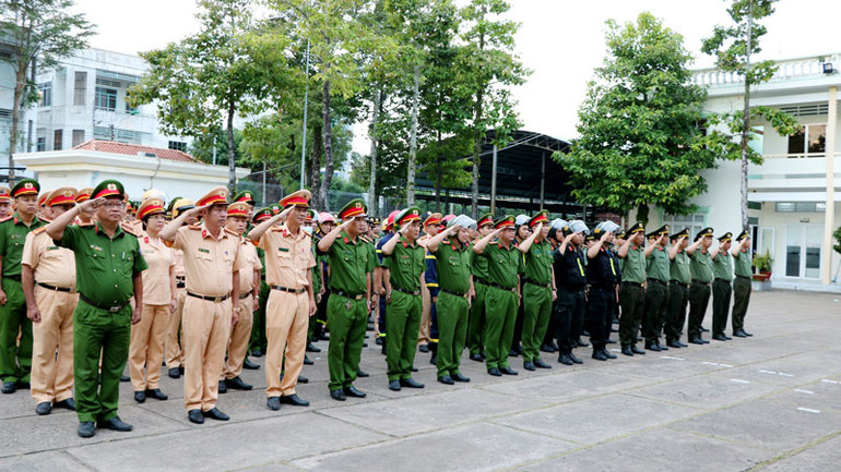 Hơn 300 cán bộ, chiến sĩ Công an tỉnh Kiên Giang tham gia Lễ ra quân thực hiện cao điểm tấn công trấn áp tội phạm, bảo đảm an ninh, trật tự Tết Nguyên đán Giáp Thìn năm 2024. Hơn 300 cán bộ, chiến sĩ Công an tỉnh Kiên Giang tham gia Lễ ra quân thực hiện cao điểm tấn công trấn áp tội phạm, bảo đảm an ninh, trật tự Tết Nguyên đán Giáp Thìn năm 2024.