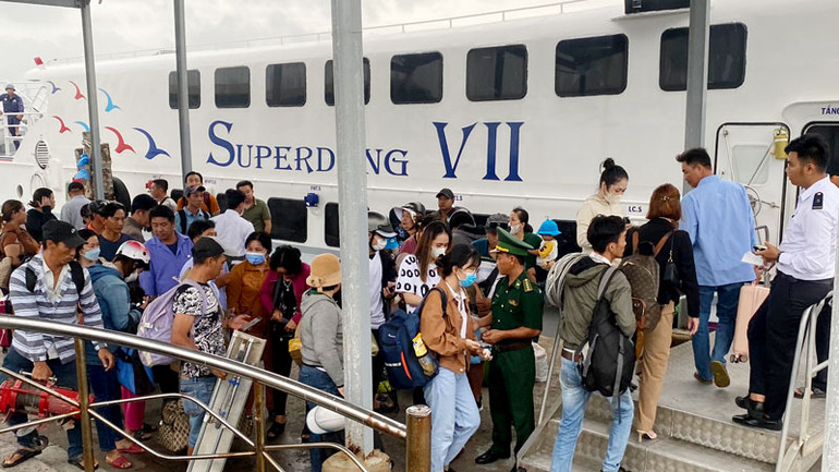 Nhiều hành khách lên tàu để từ Phú Quốc để vào đất liền.