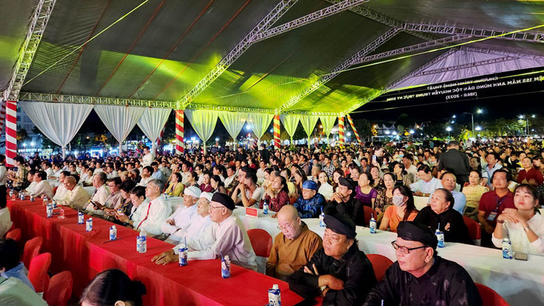 Đông đảo người dân về dự lễ đón nhận Bằng Di sản văn hóa phi vật thể cấp quốc gia “Lễ hội Đình thần Nguyễn Trung Trực-thành phố Rạch Giá, tỉnh Kiên Giang”, tối 10/10. Đông đảo người dân về dự lễ đón nhận Bằng Di sản văn hóa phi vật thể cấp quốc gia “Lễ hội Đình thần Nguyễn Trung Trực-thành phố Rạch Giá, tỉnh Kiên Giang”, tối 10/10.