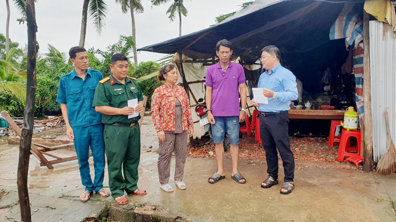 Quân đội và chính quyền các địa phương ở Kiên Giang kịp thời động viên, hỗ trợ người dân bị ảnh hưởng của bão.