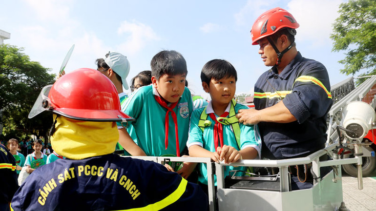 Học sinh tham gia trải nghiệm “Chúng em làm lính cứu hỏa”.