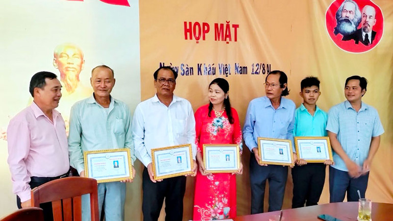 Câu lạc bộ Đờn ca tài tử huyện An Minh, tỉnh Kiên Giang vinh danh các cá nhân có đóng góp trong phong trào Đờn ca tài tử của huyện, chiều 24/9.