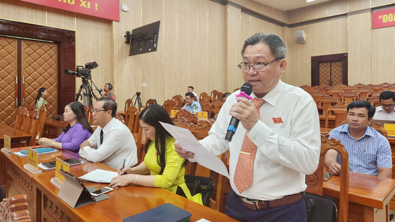 Đại biểu Hội đồng nhân dân tỉnh Kiên Giang chất vấn tại kỳ họp.