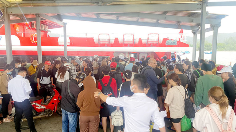 Nhiều hành khách bị kẹt ở Phú Quốc vui mừng vì được vào đất liền.