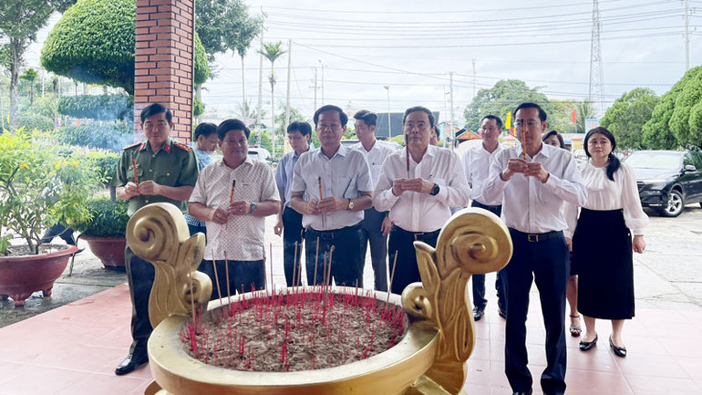 Phó Chủ tịch Thường trực Quốc hội Trần Thanh Mẫn thắp hương tại Khu di tích Trại giam tù binh Cộng sản Việt Nam-Phú Quốc.