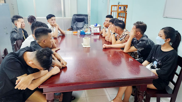 Qua xét nghiệm nhanh, 23 đối tượng đều dương tính với ma túy. (Ảnh: VĂN VŨ)