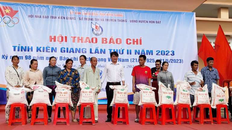 Ban tổ chức tặng quà cho hộ nghèo trên địa bàn xã Thổ Sơn, huyện Hòn Đất, tỉnh Kiên Giang.