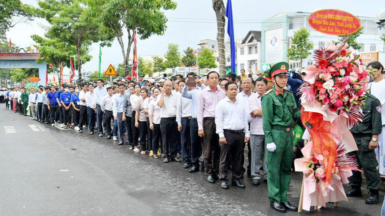 Các đoàn đại biểu xếp hàng vào thắp hương tại Di tích lịch sử văn hóa mộ và đình Nguyễn Trung Trực, chiều 10/10.