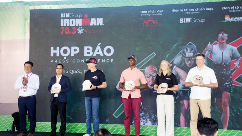 Tặng quà đại biểu tham dự.