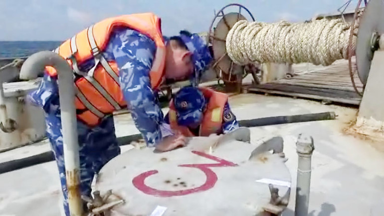 Lực lượng Cảnh sát biển kiểm tra tàu BTh 95055 TS. (Ảnh Bộ Tư lệnh Vùng Cảnh sát biển 4)