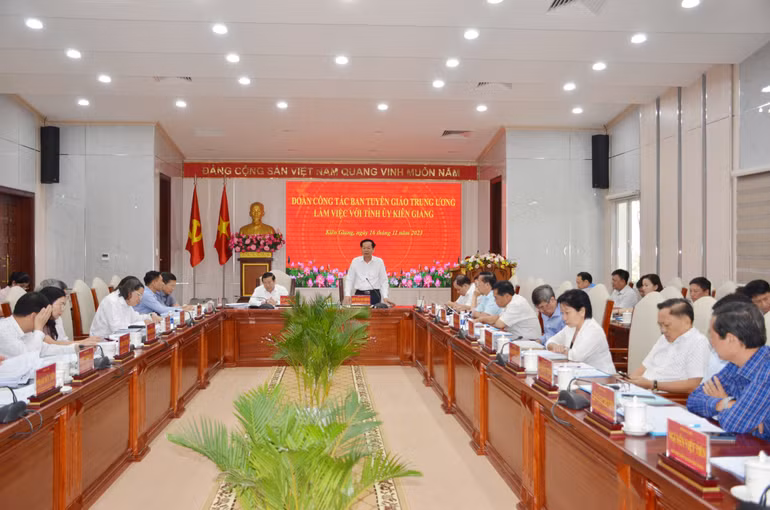 Bí thư Tỉnh ủy Kiên Giang Đỗ Thanh Bình phát biểu tại buổi làm việc.