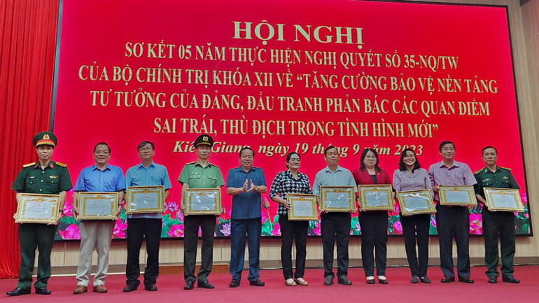 Ban Thường vụ Tỉnh ủy Kiên Giang tặng bằng khen cho 10 tập thể có thành tích xuất sắc qua 5 triển khai thực hiện Nghị quyết số 35-NQ/TW.