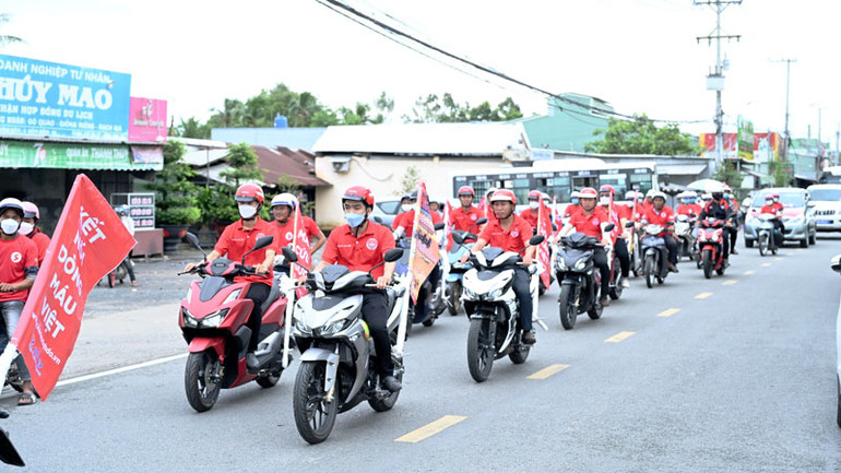 Các tình nguyện viên tham gia diễu hành vận động người dân tham gia hiến máu tình nguyện.