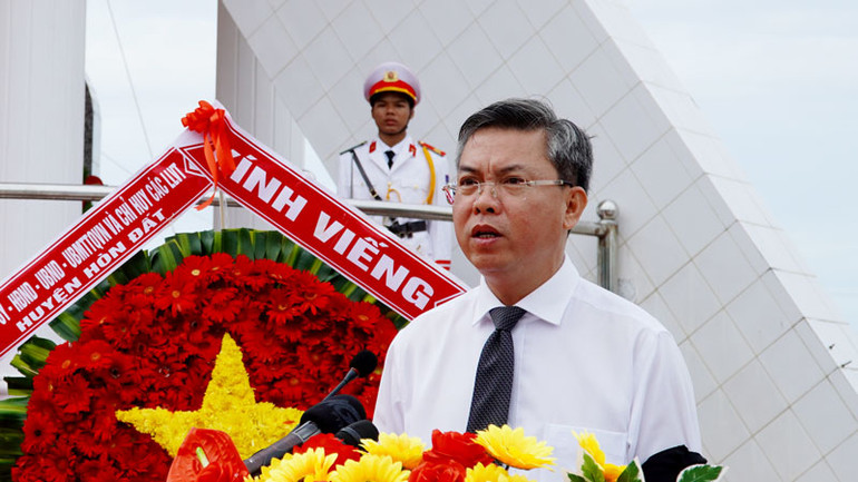 Phó Chủ tịch Ủy ban nhân dân tỉnh Kiên Giang Nguyễn Lưu Trung phát biểu tại lễ truy điệu.