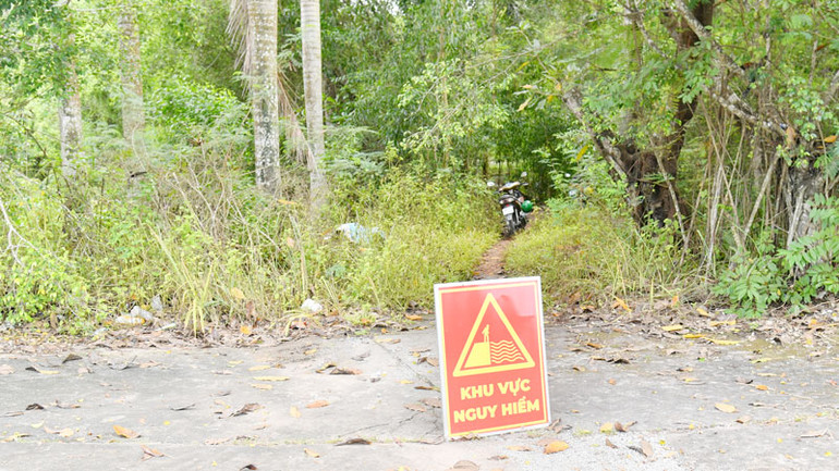 Lực lượng chức năng lắp cảnh báo khu vực nguy hiểm trong Công viên văn hóa An Hòa.