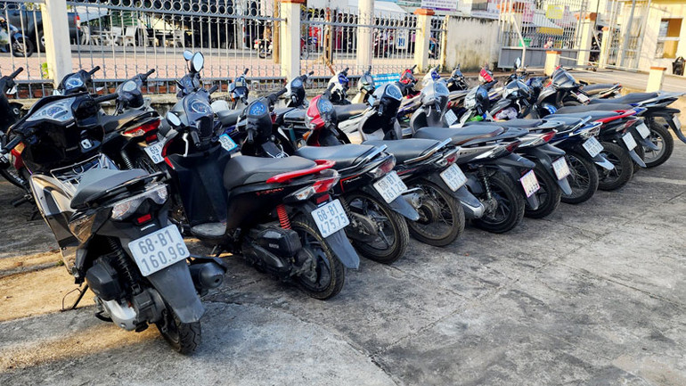 Tang vật vụ đánh bạc bị công an tạm giữ.