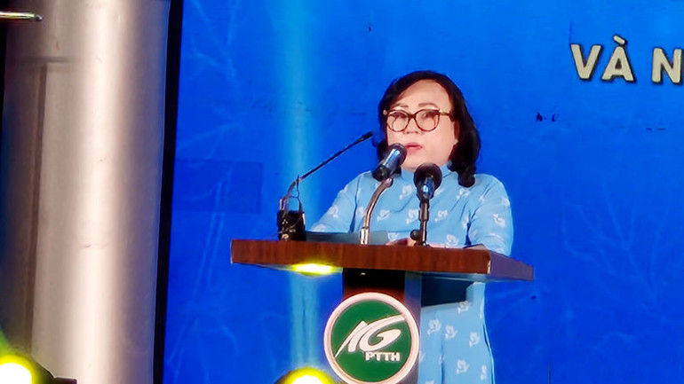 Chủ tịch Hội Liên hiệp phụ nữ tỉnh Kiên Giang Trần Thu Hồng phát biểu ôn lại truyền thống.