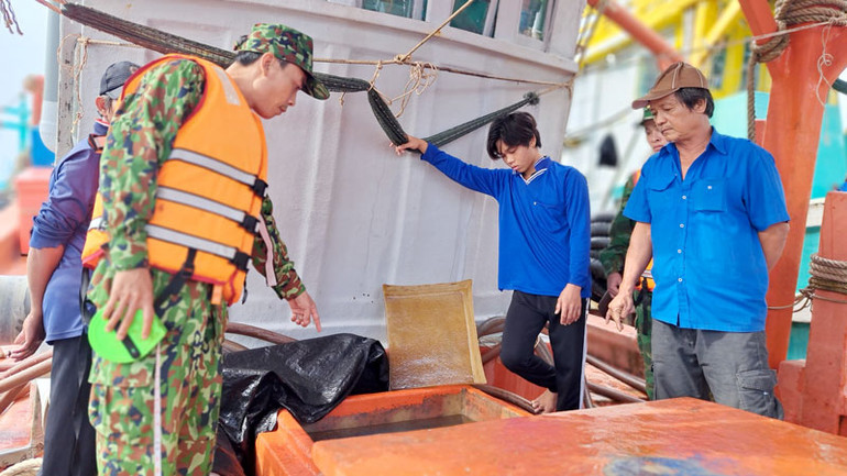 Bộ đội Biên phòng Kiên Giang kiểm tra tàu vận chuyển dầu không rõ nguồn gốc. (Ảnh: Bộ đội Biên phòng Kiên Giang cung cấp)