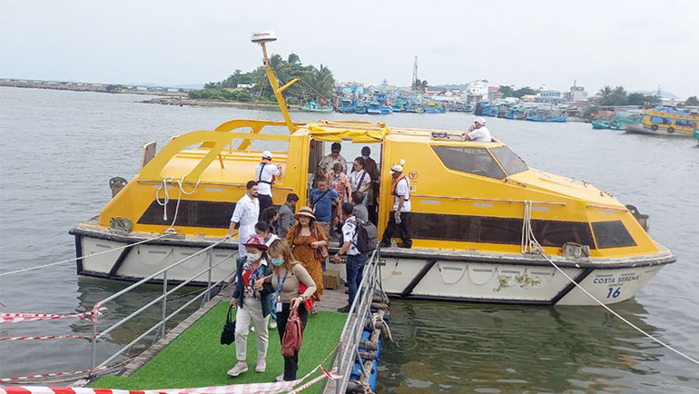 Du khách được tàu nhỏ đưa vào đảo Phú Quốc. Du khách được tàu nhỏ đưa vào đảo Phú Quốc.