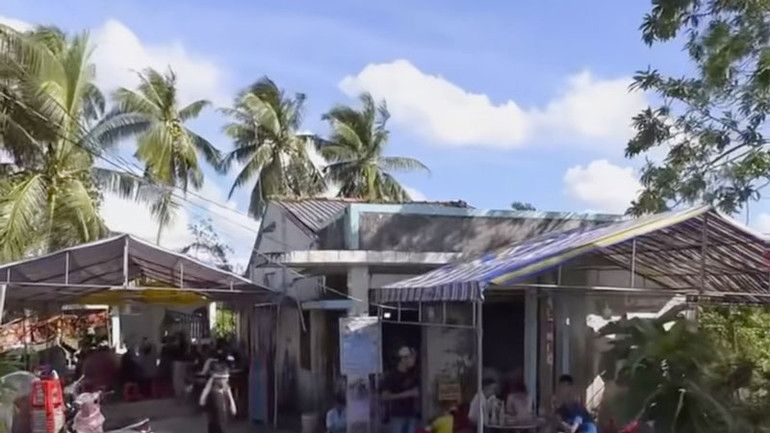 Gia đình lo hậu sự cho vợ chồng bị điện giật tử vong.