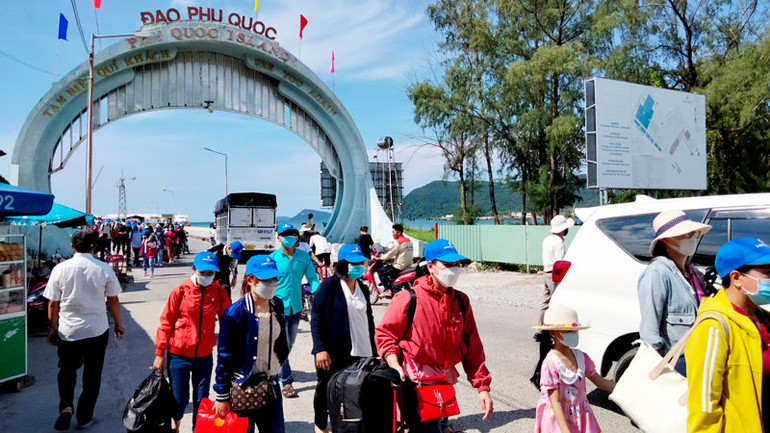 Du khách đến thành phố Phú Quốc. Du khách đến thành phố Phú Quốc.